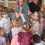 nauczycielka odczytuje zagadki o tematyce wiosennej.jpg