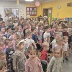 dzieci ilustrują piosenkę ruchem.jpg
