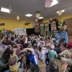 dzieci oglądają przedstawienie teatralne.jpg