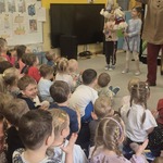dziewczynki poruszają kukiełkami.jpg