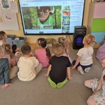 dzieci oglądają film edukacyjny o parku narodowym.jpg