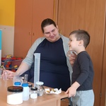 chłopiec słucha odgłosu powstałej substancji.jpg