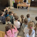 dzieci oglądają narzędzia laboratoryjne.jpg