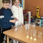 dzieci wykonują proste doświadczenie chemiczne.jpeg