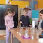 dzieci obserwują reakcję chemiczną.jpg