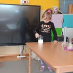 dziewczynka nalewa wodę do substancji.jpg