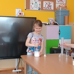 dziewczynka miesza w naczyniu.jpg