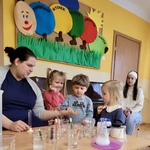 dzieci wykonują doświadczenia chemiczne.jpeg