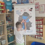 chłopiec zawiesza perły z terenu BOF.jpg