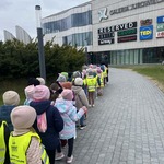 dzieci przed Galerią Jurowiecka.jpeg