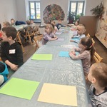 dzieci zapoznają się ze sposobem wykonania pracy.jpeg