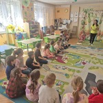 przedstawiciel firmy Puchata Radość omawia cel spotkania.jpg