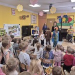 chłopcy grają na instrumentach muzycznych.jpg