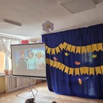 przedszkolaki wraz z gośćmi i nauczycielkami oglądają prezentację zdjęć przedszkolnych.jpg