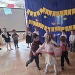 dzieci z grupy Biedronki tańczą i śpiewają.jpg