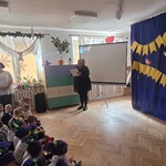 nauczycielka wita zebranych gości.jpg