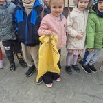 dzieci wiedzą jak dbać o planetę i sprzątają okolice swojego przedszkola.jpg