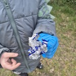 chłopiec trzyma papierek po cukierku.jpg