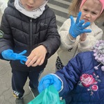 dzieci przygotowują się do sprzątania okolicy przedszkola.jpg