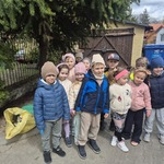 dumne dzieci po skończonej akcji sprzątania okolicy przedszkola.jpg