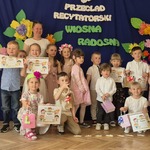uczestnicy przeglądu pozują do zdjęcia.jpg