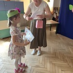 dziewczynka odbiera upominek i dyplom.jpg