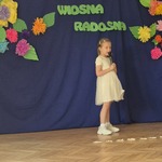dziewczynka recytuje wiersz (2).jpg