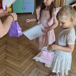 dziewczynki odbierają upominki i dyplomy (2).jpg