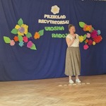 nauczycielka wita przybyłych gości.jpg