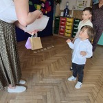 nauczycielka wręcza upominek i dyplom.jpg