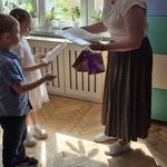 nauczycielka wręcza dyplomy i upominki.jpg