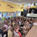 przedszkolaki w skupieniu oglądają bajkę o Kapryśnej księżniczce.jpg