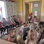 przedszkolaki oglądają bajkę o księżniczce.jpg