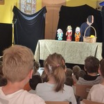 dzieci oglądają przedstawienie.jpg