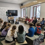 dzieci oglądają scenkę przedstawioną przez pracownika muzueum.jpg