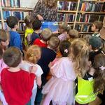 dzieci oglądają książki w bibliotece.jpg