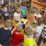 dzieci oglądają księgozbiory biblioteki.jpg