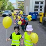 dzieci wracają do przedszkola z balonami.jpg