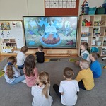 dzieci oglądają na monitorze interaktywnym.jpg