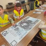 dzieci ułożyły puzzle- banknot 10 zł.jpg