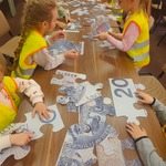 dzieci układają puzzle- banknoty.jpg