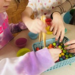 dzieci  przenoszą pęsetami koraliki