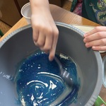 dziecko miesza slime
