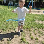 chłopiec kręci hula- hop.jpg