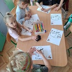 dzieci ozdabiają sylwetę żubra.jpg