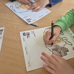 dzieci indywidualnie wykonują zadanie plastyczne.jpg