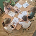 dzieci kolorują sylwetę żubra.jpg