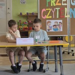 chłopcy wykonują zadania.jpg