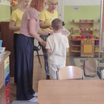 chłopiec odbiera upominek i dyplom.jpg