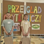 chłopcy trzymają upominki za udział w Przeglądzie Czytelniczym.jpg